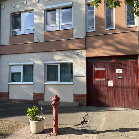 Nyil Apartman Wellnes Debrecen Esterno foto
